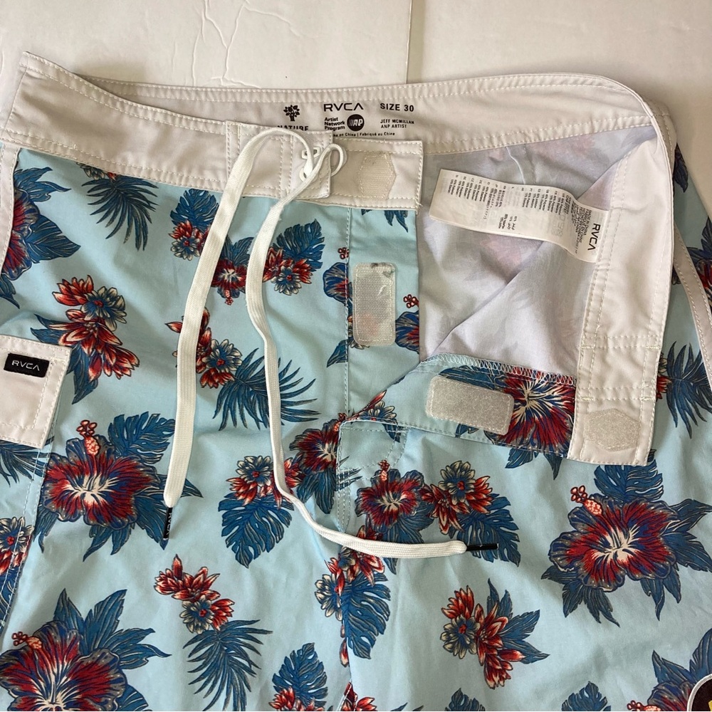RVCA / Board shorts with a tropical floral print - Picture 6 of 10